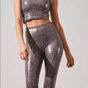 NWT - Strive glossy alligator print silver high-waisted 7/8 leggings - Size Sm